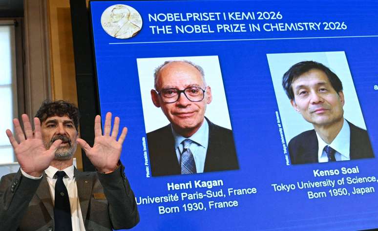 O presidente do Comit&ecirc; Nobel de Qu&iacute;mica, Heiner Linke, explica como as mol&eacute;culas quirais t&ecirc;m formas especulares semelhantes &agrave;s nossas m&atilde;os