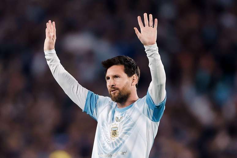 Messi exibiu uma camisa comemorativa com uma faixa branca no centro e os raios de sol da bandeira nacional da Argentina