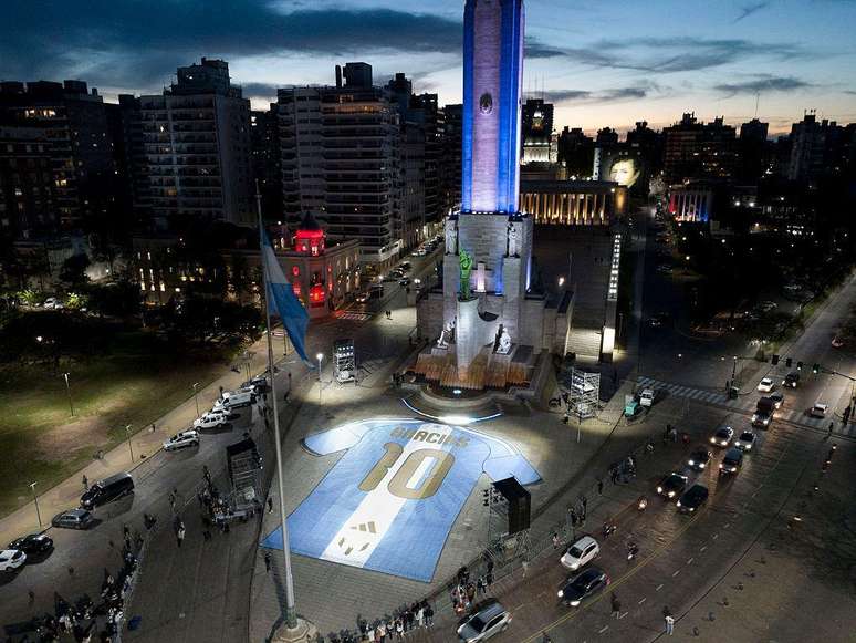 Ao p&eacute; do Obelisco, iluminado com as cores da bandeira alviceleste, foi estendida a imagem de uma camisa com o n&uacute;mero 10 de Messi