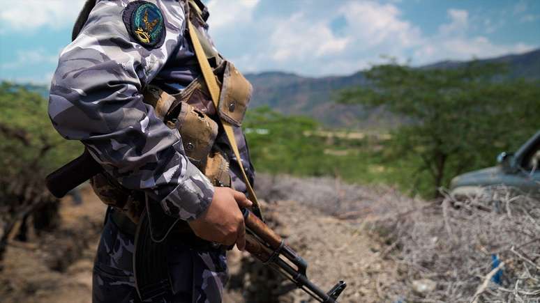 Uma coaliz&atilde;o internacional liderada pela Ar&aacute;bia Saudita est&aacute; fornecendo armas ao governo iemenita