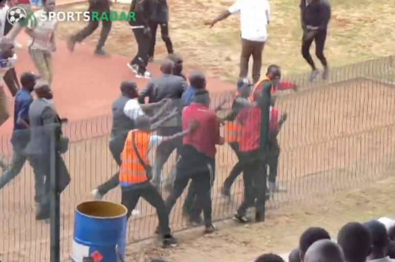 Imagens da confus&atilde;o de torcedores e jogadores com o &aacute;rbitro John Sulwe &ndash;