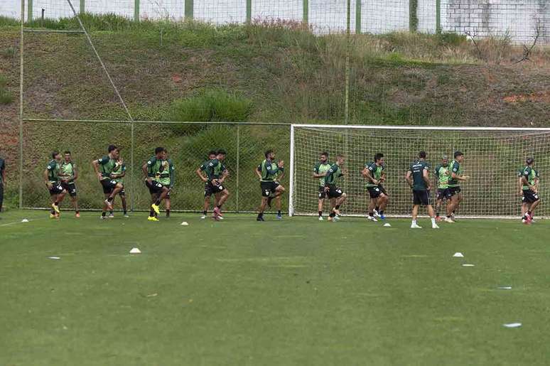 Jogadores do Am&eacute;rica-MG treinam para tentar escapar do rebaixamento &ndash;