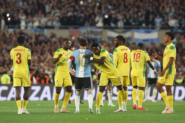 Os jogadores do Benin cumprimentaram o astro argentino