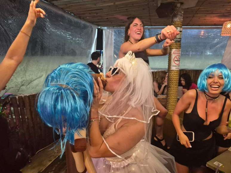 Argentinas aproveitam a aglomera&ccedil;&atilde;o para o jogo e fazem a despedida de solteira de Macarena (beijando o boneco cavalinho).