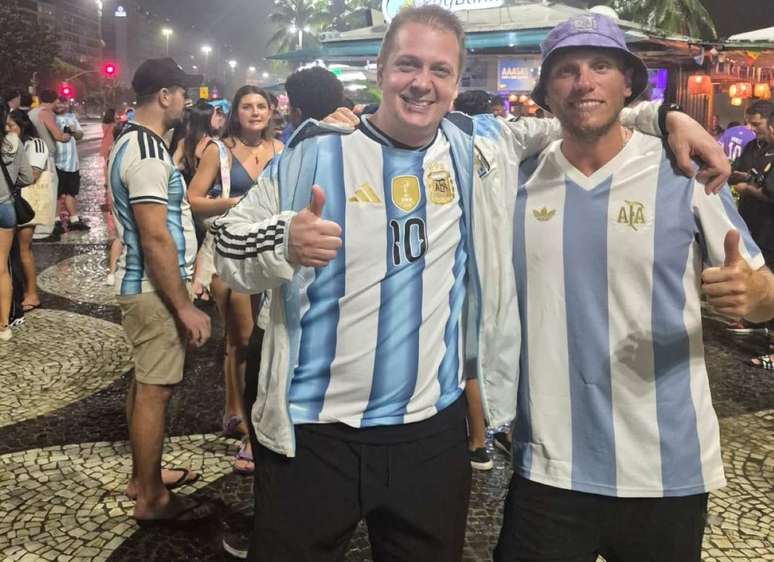 Eduardo e Martin, dois torcedores do River Plate acompanhando a despedida de Messi&nbsp; na Praia de Copacabana&hellip;