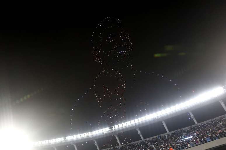 Drones estampam a imagem de Lionel Messi com a ta&ccedil;a da Copa do Mundo em Buenos Aires &ndash;