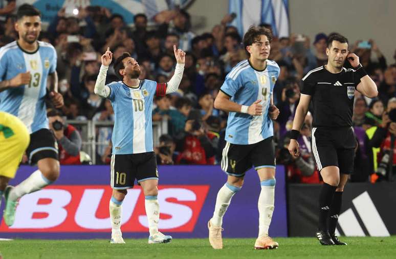 Giay sofreu o p&ecirc;nalti que resultou no &uacute;ltimo gol de Messi pela Argentina &ndash;