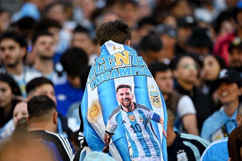Messi recebeu v&aacute;rias homenagens na arquibancada