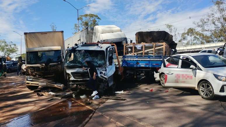 Acidente envolvendo 28 ve&iacute;culos interditou parcialmente a BR-040, em Nova Lima, pr&oacute;ximo a Belo Horizonte