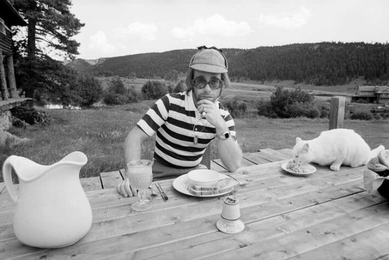 Elton John no Caribou Ranch durante a grava&ccedil;&atilde;o de seu d&eacute;cimo &aacute;lbum, 'Rock of the Westies', no Colorado, Estados Unidos, em 1974