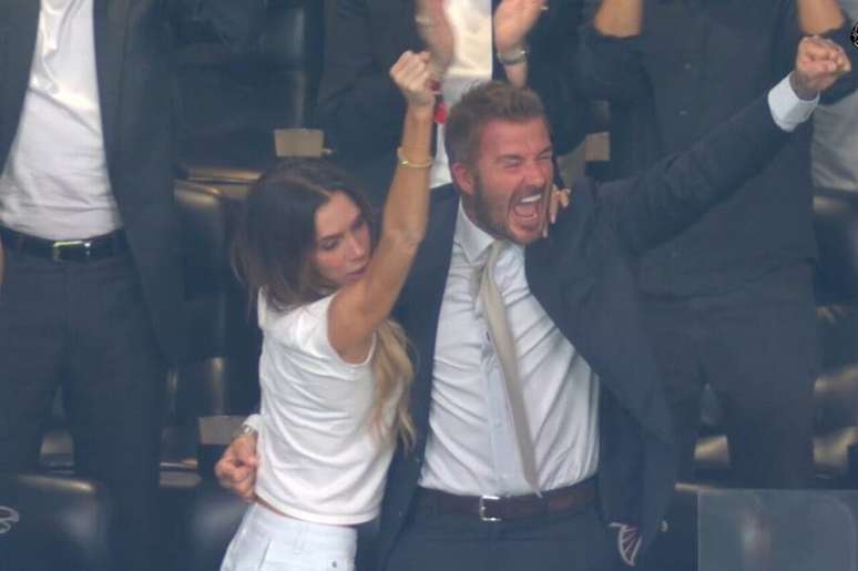 Beckham ao lado da mulher Victoria em um jogo da Inglaterra na Copa de 2026 &ndash;