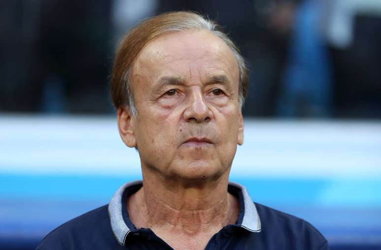 Gernot Rohr conseguiu um aut&oacute;grafo de Lionel Scaloni em uma camisa &ndash;