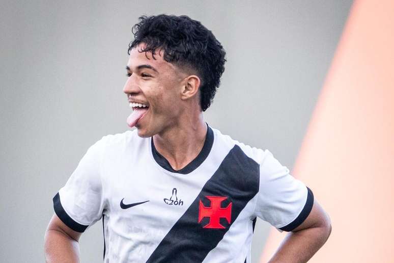 Andrey Fernandes vai para o abra&ccedil;o ap&oacute;s fazer gol de peito &ndash;