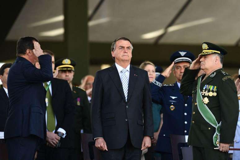 Para pesquisador, Bolsonaro submeteu militares a 'v&aacute;rios vexames' em seu governo