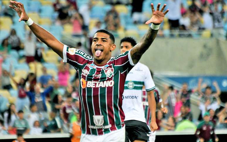 John Kennedy (foto) e Germ&aacute;n Cano marcaram os gols da vit&oacute;ria do Fluminense sobre o Coritiba no &uacute;ltimo encontro no Maracan&atilde; &ndash;