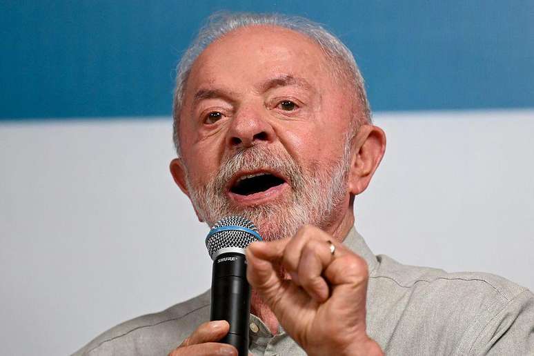 Lula falando ao microfone