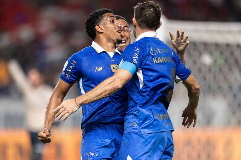 Jogadores do Gr&ecirc;mio comemoram o gol, mas sofrem o empate no fim &ndash;