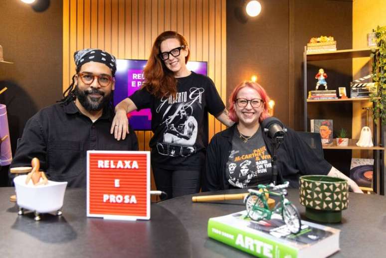 Oga Mendon&ccedil;a, &agrave; esquerda, Ju Wallauer e Bia Fiorotto s&atilde;o os co-hosts do 'Relaxa e Prosa', que contar&aacute;, ainda, com Cris Bartis