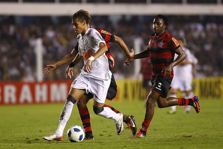 Neymar recebeu Pr&ecirc;mio Pusk&aacute;s por gola&ccedil;o no jogo Santos 4 x 5 Flamengo, em 2011 &ndash; Ricardo Saibun / Santos FC