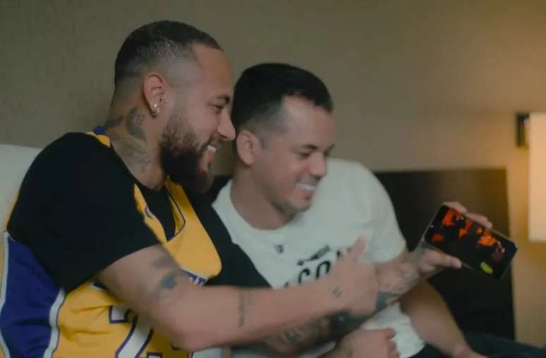 Neymar se diverte exibindo o v&iacute;deo com Messi &ndash;
