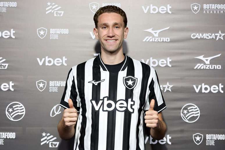Arthur Chaves, zagueiro do Botafogo, sofreu um trauma na bacia e no abd&ocirc;men &ndash;