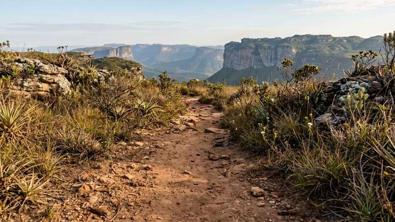 Antigos caminhos empedrados e ru&iacute;nas hist&oacute;ricas testemunham o ciclo da minera&ccedil;&atilde;o de diamantes na paisagem montanhosa.