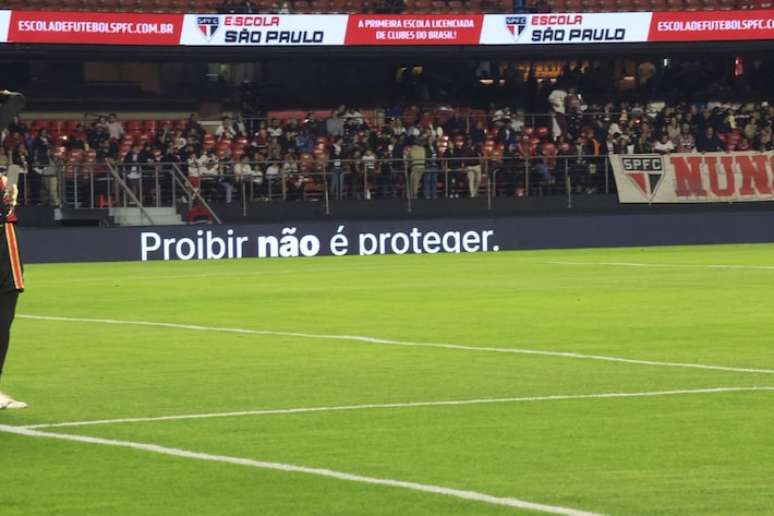 Placa de publicidade na partida entre S&atilde;o Paulo e Santos que mostra manifesto contra a proibi&ccedil;&atilde;o das bets no Brasil
