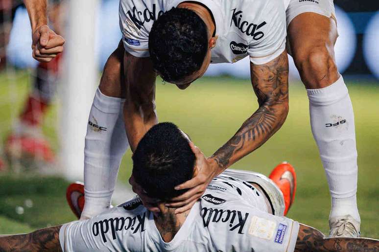 Gabigol (deitado) celebra p&ecirc;nalti, o segundo do Santos na partida &ndash;