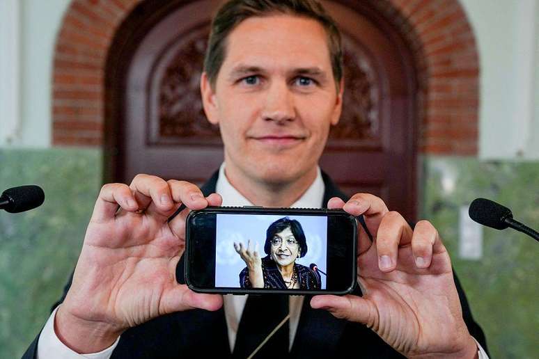 J&oslash;rgen Watne Frydnes exibe foto de Navi Pillay