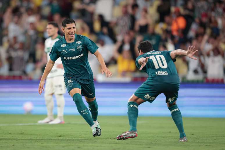 Savarino foi o grande nome da goleada do Fluminense sobre o Coritiba &ndash;
