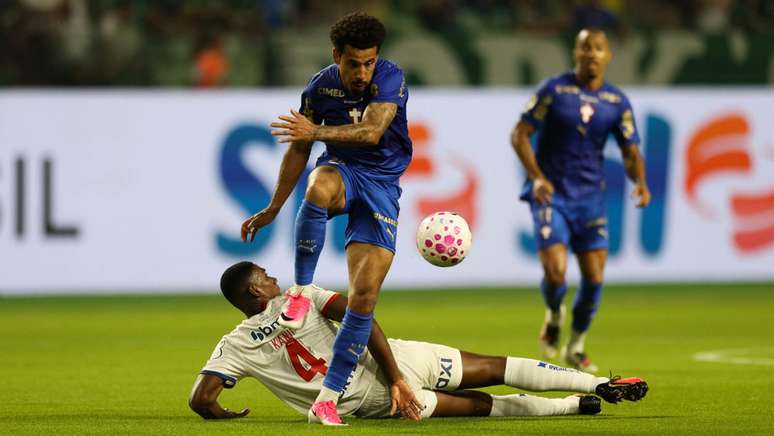 Lucas Evangelista em a&ccedil;&atilde;o com a camisa do Palmeiras diante do Bahia &ndash;