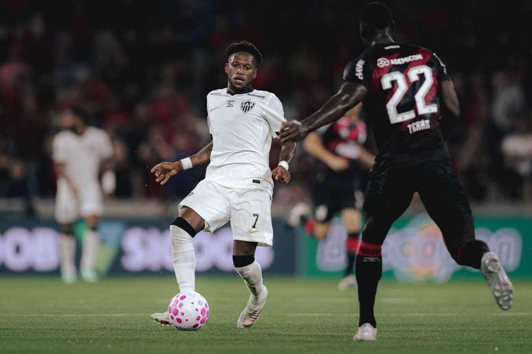 Fred prepara o passe para um companheiro&nbsp; do Galo. Mas o zagueiro Ter&aacute;n est&aacute; de olho nele.&nbsp;