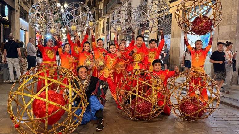 A apresenta&ccedil;&atilde;o tradicional chinesa com lanternas que rolam e giram fez parte da cerim&ocirc;nia de abertura do La Merc&eacute;