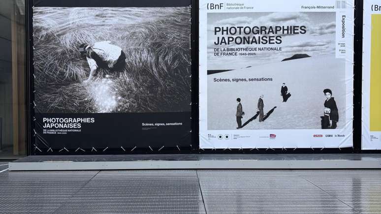 Cartazes sobre exposi&ccedil;&atilde;o de fotografias japonesas no exterior da Biblioteca Nacional da Fran&ccedil;a, em Paris, em 5 de outubro de 2026.