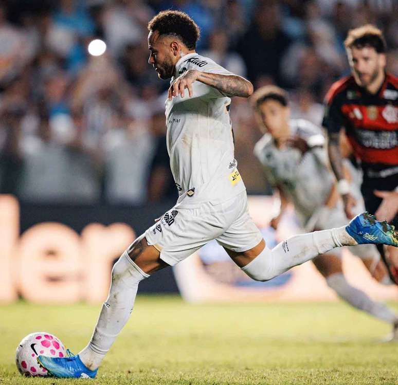 Neymar faz o seu d&eacute;cimo gol nesta temporada do Brasileir&atilde;o pelo Santos &ndash;