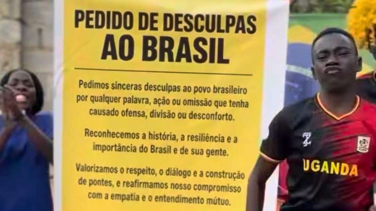 No novo v&iacute;deo, as crian&ccedil;as dan&ccedil;am ao som de m&uacute;sicas brasileiras e seguram um cartaz.
