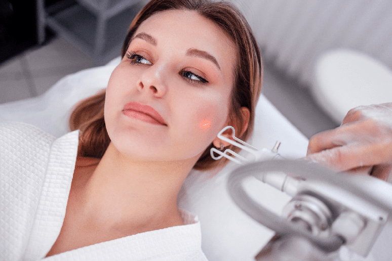 O uso estrat&eacute;gico de laser e ultrassom pode contribuir para o cuidado com a pele sem alterar os tra&ccedil;os naturais do rosto 