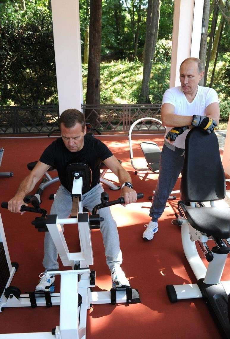 Vladimir Putin (&agrave; direita) se exercita em sua academia particular em Bocharov Ruchey, em 2015, ao lado de Dmitry Medvedev, ent&atilde;o primeiro-ministro da R&uacute;ssia