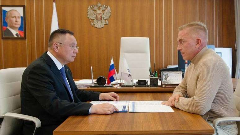Irek Faizullin (&agrave; esquerda), do Minist&eacute;rio da Constru&ccedil;&atilde;o, Habita&ccedil;&atilde;o e Servi&ccedil;os P&uacute;blicos da R&uacute;ssia, e Alexei Fomenko, da TSI, discutem a reconstru&ccedil;&atilde;o do centro infantil internacional Artek