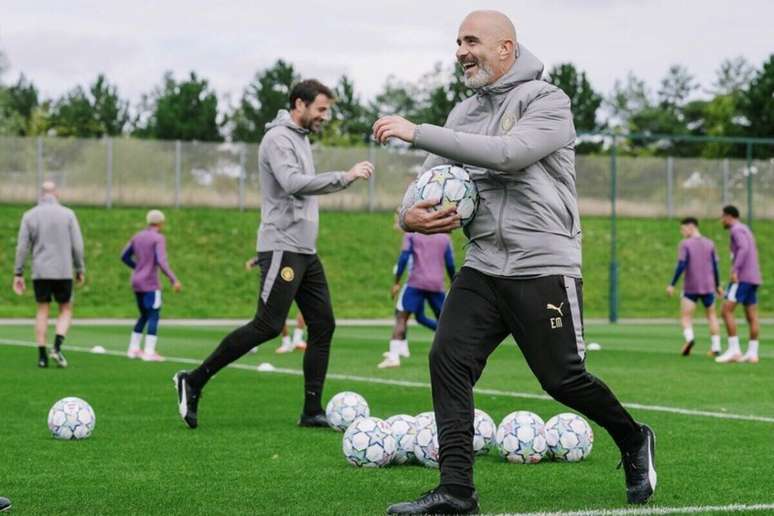Enzo Maresca descontra&iacute;do em um treino do Manchester City &ndash;