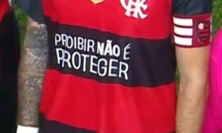 Flamengo usando camisa com mensagem de protesto contra a MP das bets: &ldquo;PROIBIR N&Atilde;O &Eacute; PROTEGER.&rdquo; contra o Santos &ndash;