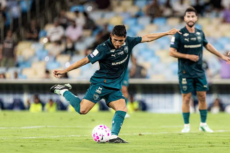 Savarino foi o dono da noite no Maracan&atilde; com tr&ecirc;s gols &ndash;