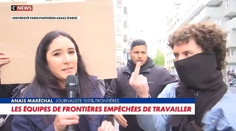 A jornalista teve de enfrentar xingamentos, empurr&otilde;es e gestos hostis