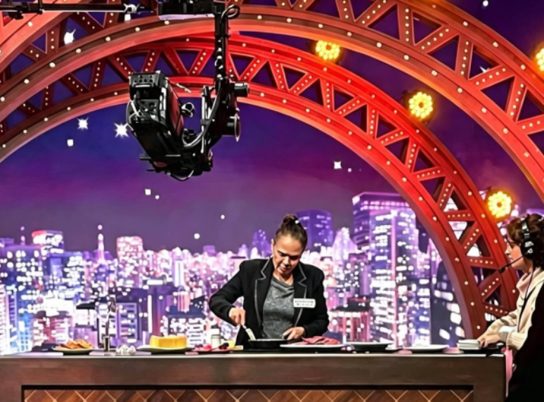 Raimunda prepara o "bife do Silvio" no palco do The Noite, exibido em comemora&ccedil;&atilde;o ao anivers&aacute;rio do SBT em 2026