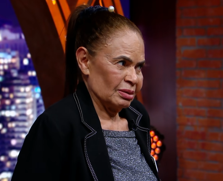 Ex-camareira de Silvio Santos, Raimunda Maria da Silva se emocionou ao lembrar do patr&atilde;o no "The Noite" e durante entrevista ao Terra