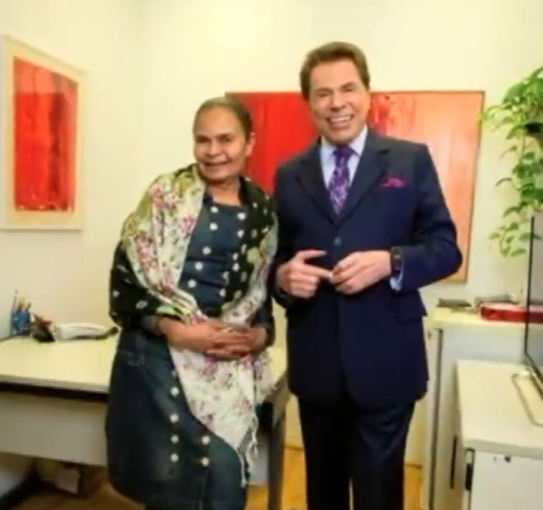 Raimunda Maria da Silva e Silvio Santos em um dos camarins do SBT