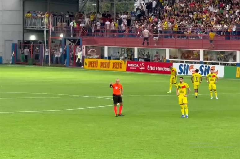 &Aacute;rbitro Wilton Pereira Sampaio opta por suspender a partida ap&oacute;s constata&ccedil;&atilde;o de riscos no setor destinado &agrave; torcida visitante &ndash;