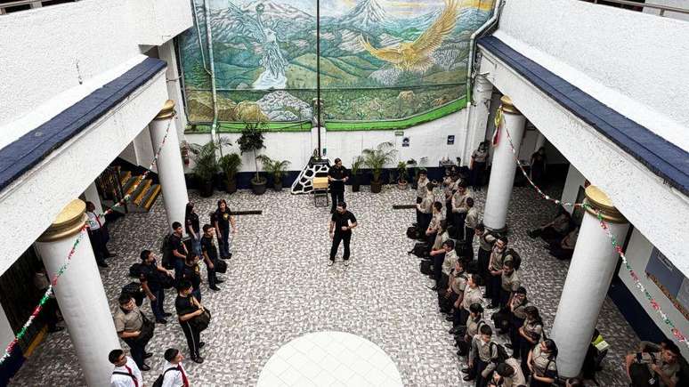 O p&aacute;tio do col&eacute;gio Alarid traz diversos s&iacute;mbolos nacionais do M&eacute;xico, mesmo com a desmilitariza&ccedil;&atilde;o. Eles fazem refer&ecirc;ncia &agrave; honra e ao hero&iacute;smo.