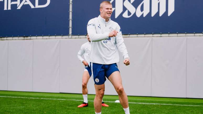 Erling Haaland durante treinamento para enfrentar o Liverpool &ndash;