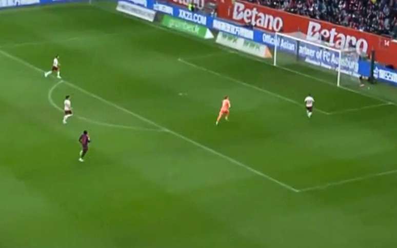 Neuer cometeu duas falhas e comprometeu o Bayern contra o Augsburg &ndash;